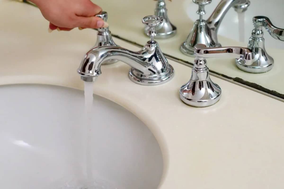 Agua saliendo de un grifo cromado: cerrar todos los puntos de consumo es el primer paso para detectar una fuga