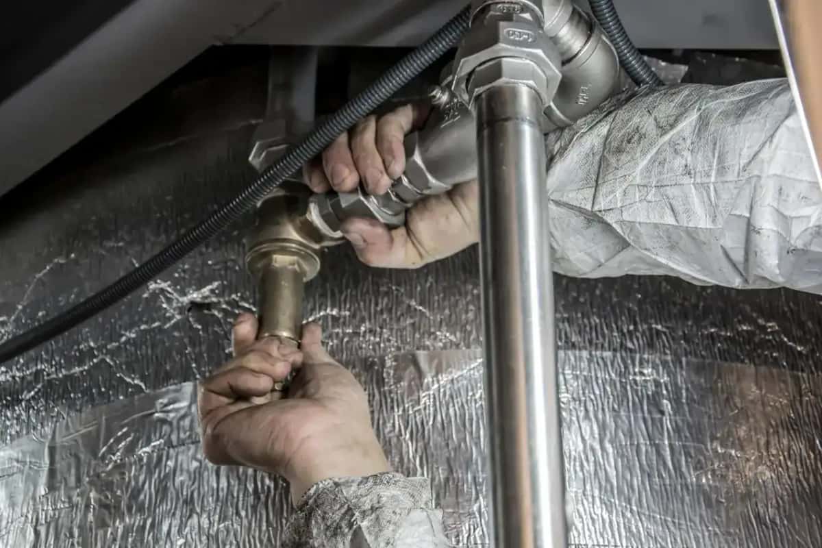 Detalle de tubería metálica en una instalación de agua de vivienda